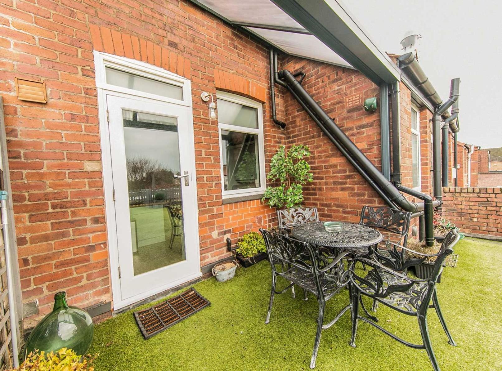 107a - 3 Double Bedrooms *