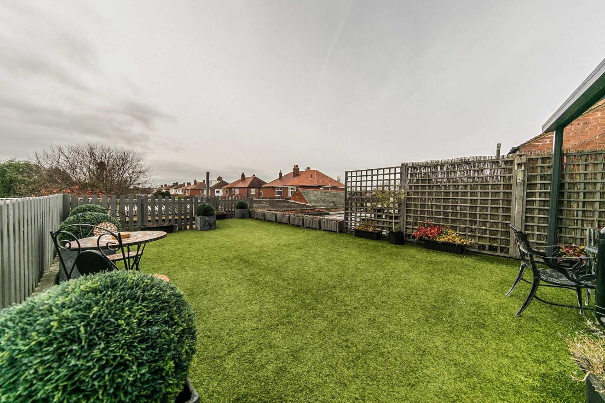 107a - 3 Double Bedrooms *