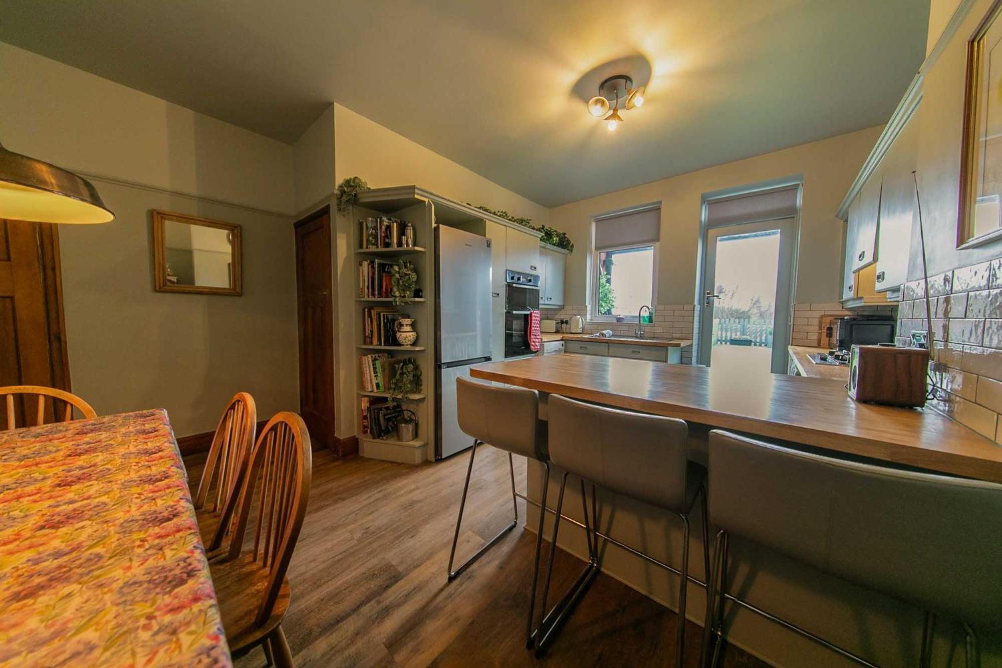 107a - 3 Double Bedrooms *