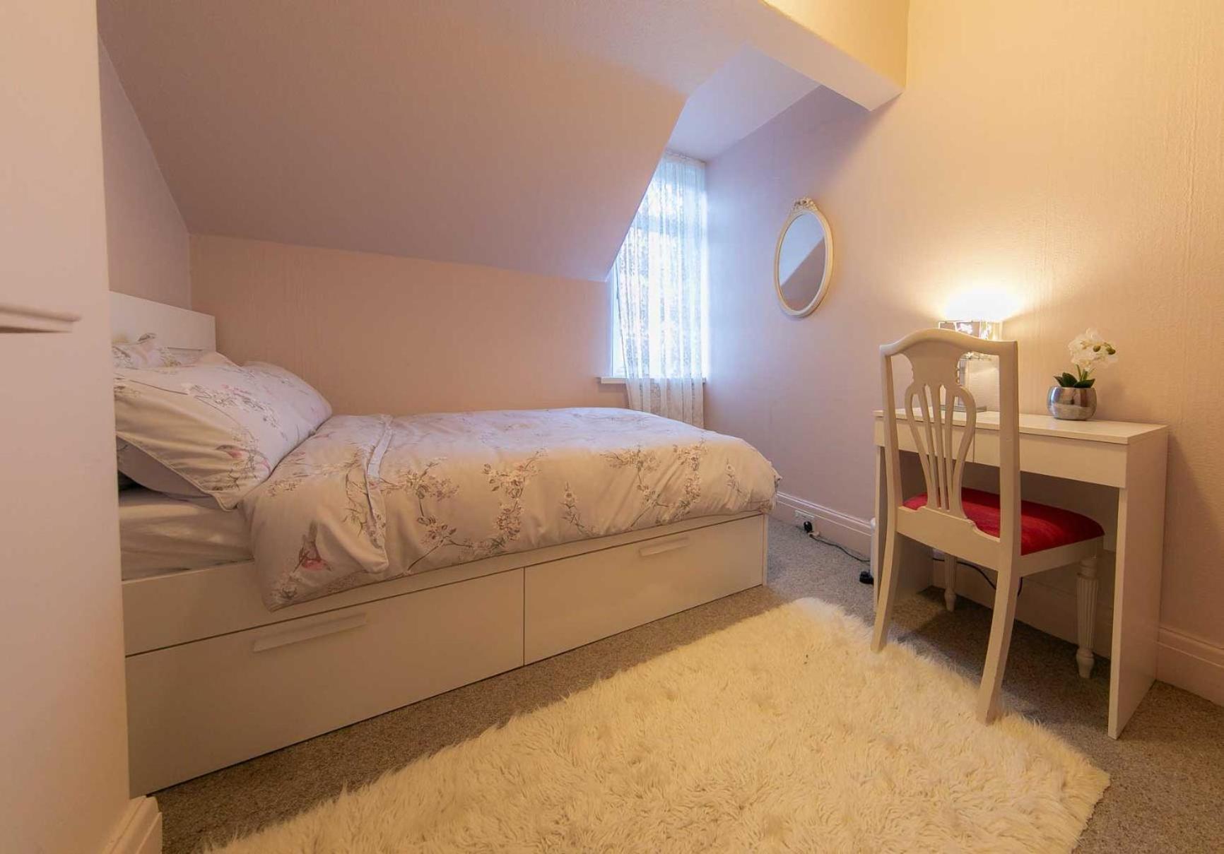 107a - 3 Double Bedrooms *