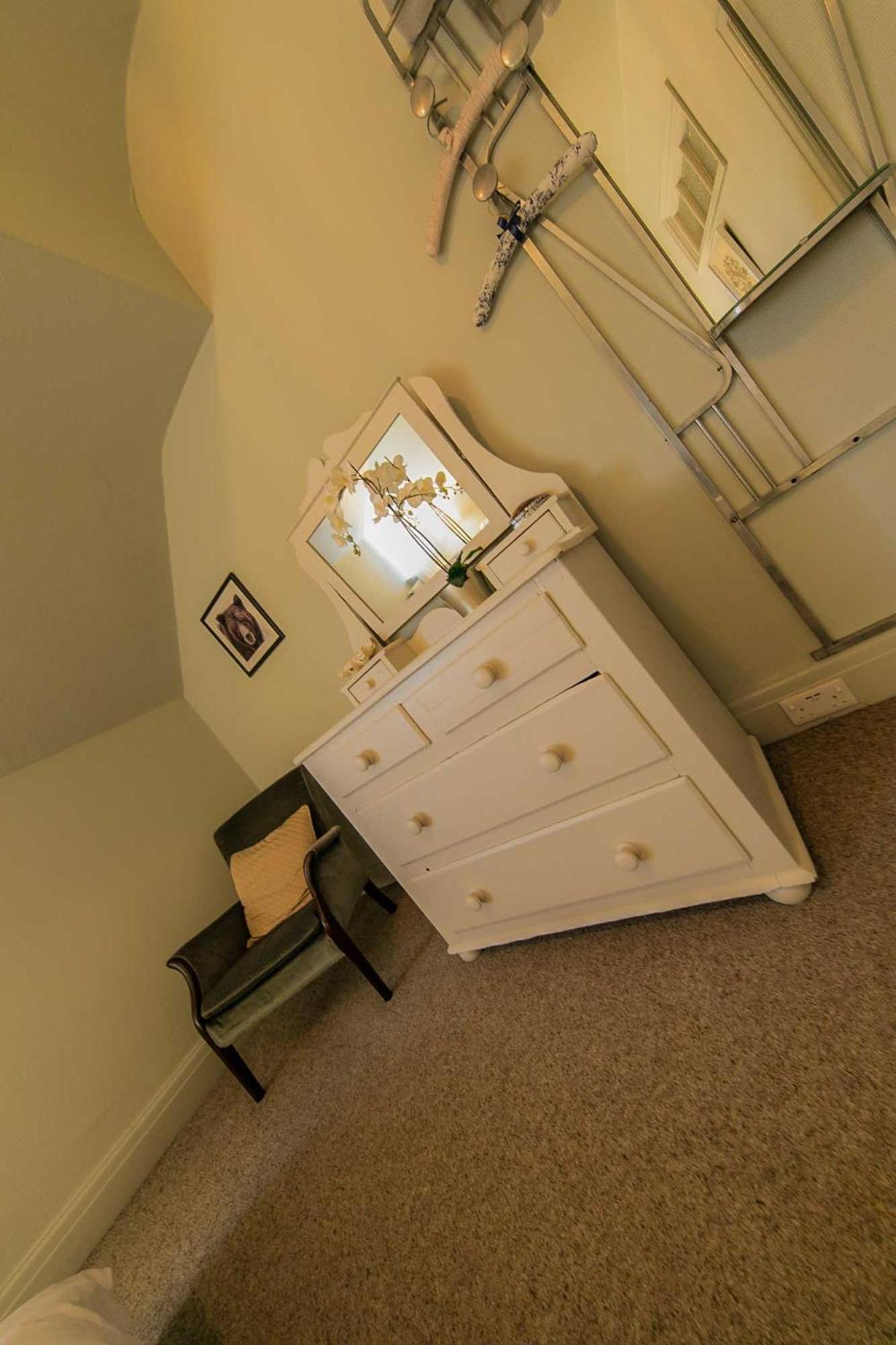 107a - 3 Double Bedrooms *